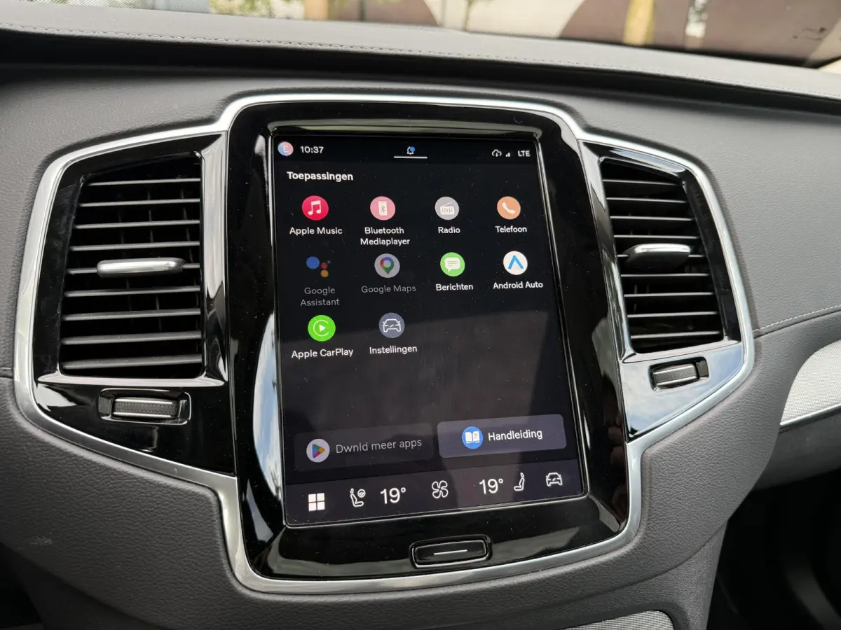 Volvo XC90 T8 Plug-in Hybrid ULTIMATE Bright VAN:54.900,- VOOR: 52.877,- UW HERFSTVOORDEEL:2.023,-| SOH 100%| 7 PERSOONS| HARMAN KARDON| 360 CAMERA| ELEK. TREKHAAK|  PANO| ACHTERBANK VERWARM
