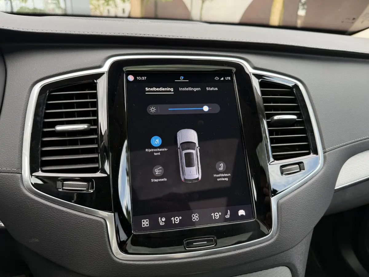 Volvo XC90 T8 Plug-in Hybrid ULTIMATE Bright VAN:54.900,- VOOR: 52.877,- UW HERFSTVOORDEEL:2.023,-| SOH 100%| 7 PERSOONS| HARMAN KARDON| 360 CAMERA| ELEK. TREKHAAK|  PANO| ACHTERBANK VERWARM
