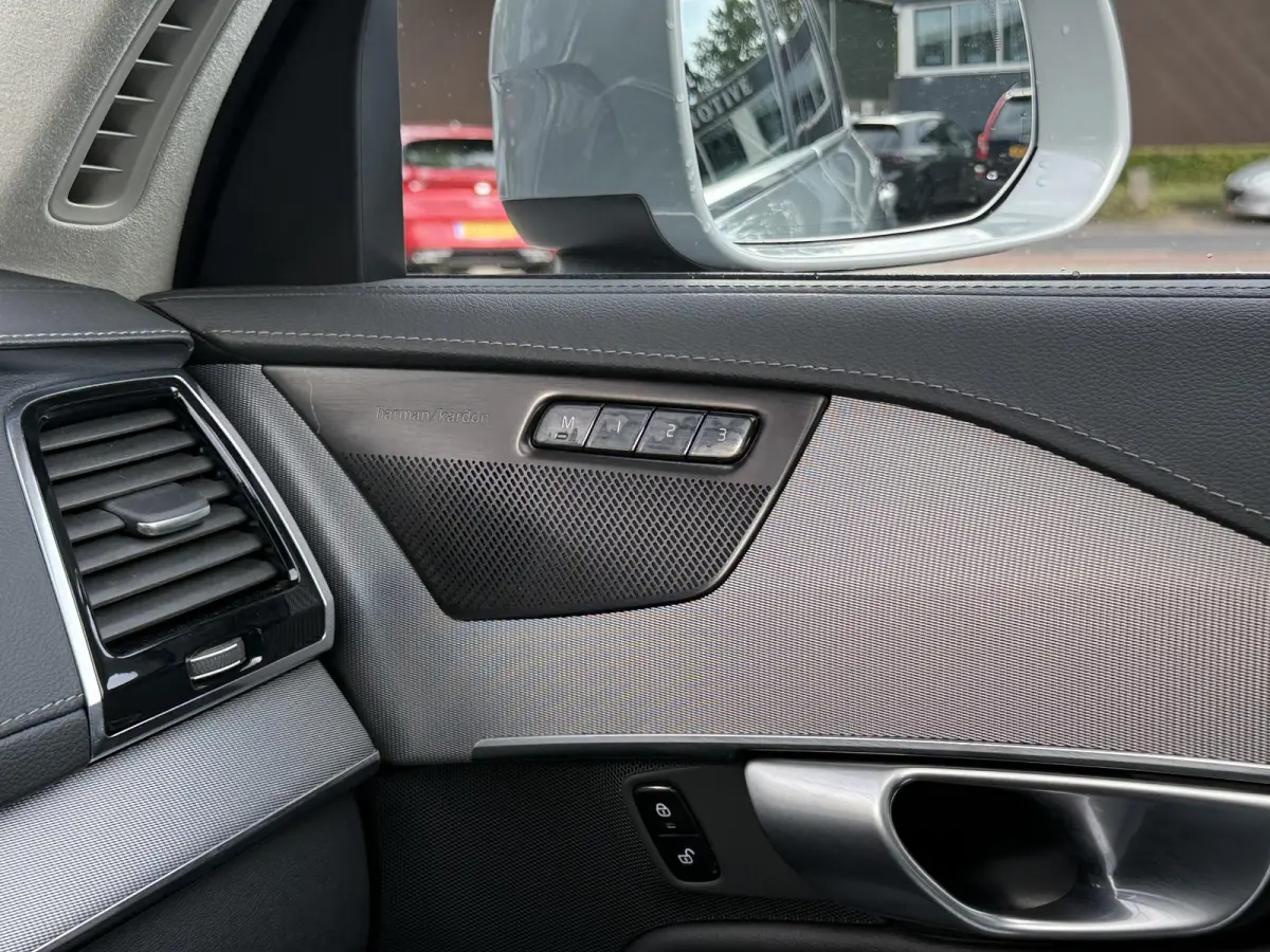 Volvo XC90 T8 Plug-in Hybrid ULTIMATE Bright VAN:54.900,- VOOR: 52.877,- UW HERFSTVOORDEEL:2.023,-| SOH 100%| 7 PERSOONS| HARMAN KARDON| 360 CAMERA| ELEK. TREKHAAK|  PANO| ACHTERBANK VERWARM