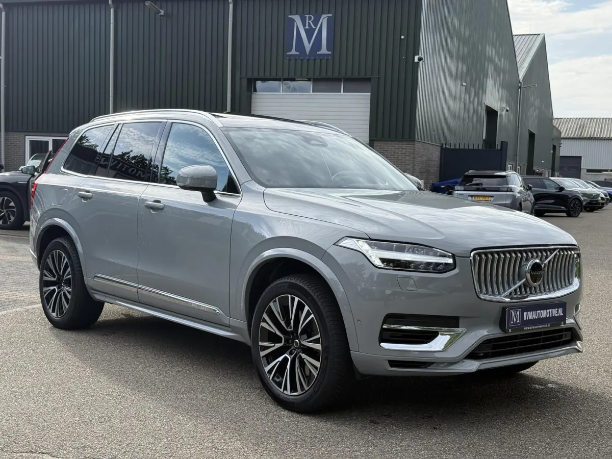 Volvo XC90 T8 Plug-in Hybrid ULTIMATE Bright VAN:54.900,- VOOR: 52.877,- UW HERFSTVOORDEEL:2.023,-| SOH 100%| 7 PERSOONS| HARMAN KARDON| 360 CAMERA| ELEK. TREKHAAK|  PANO| ACHTERBANK VERWARM
