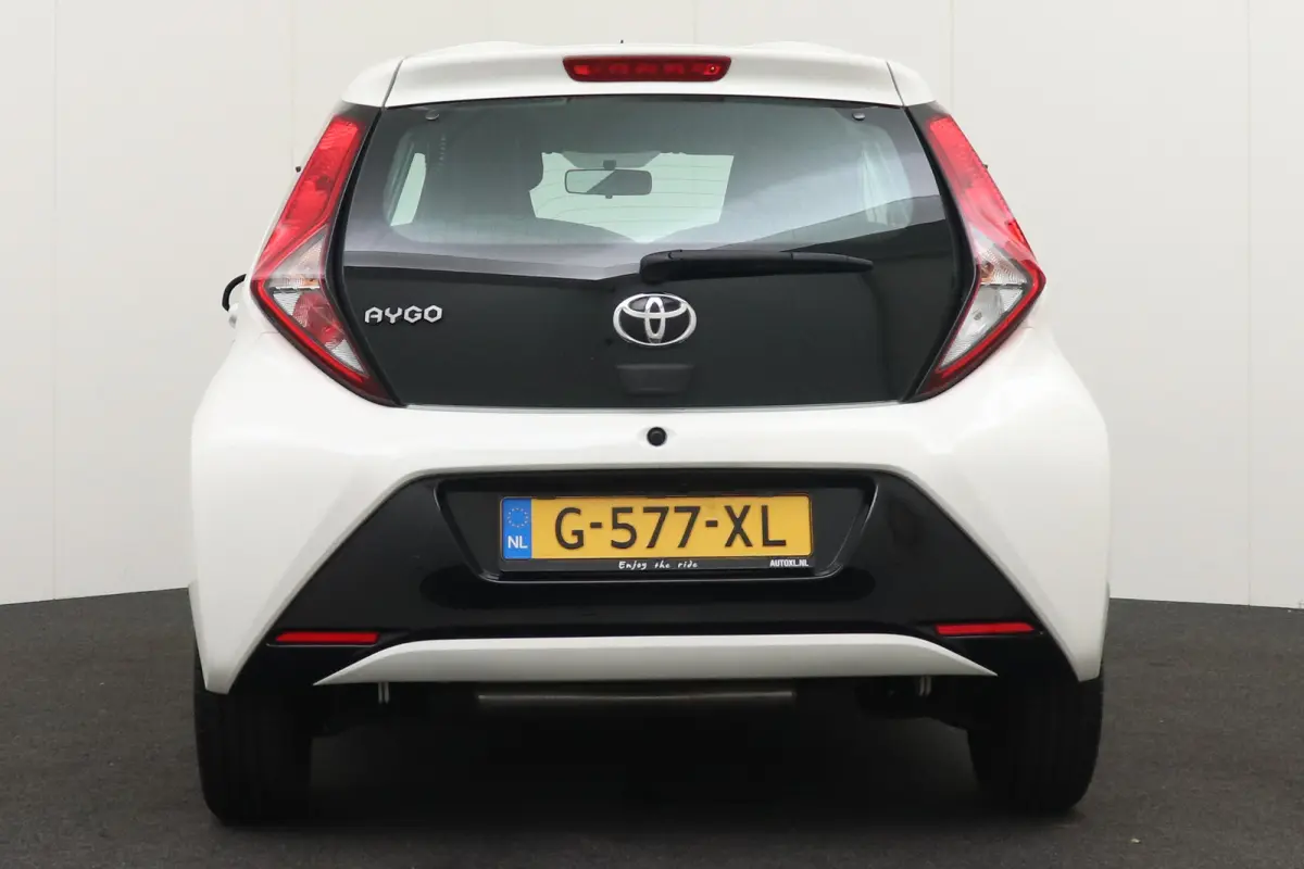 1.0 Aut. VVT-i x-play Carplay Camera Airco