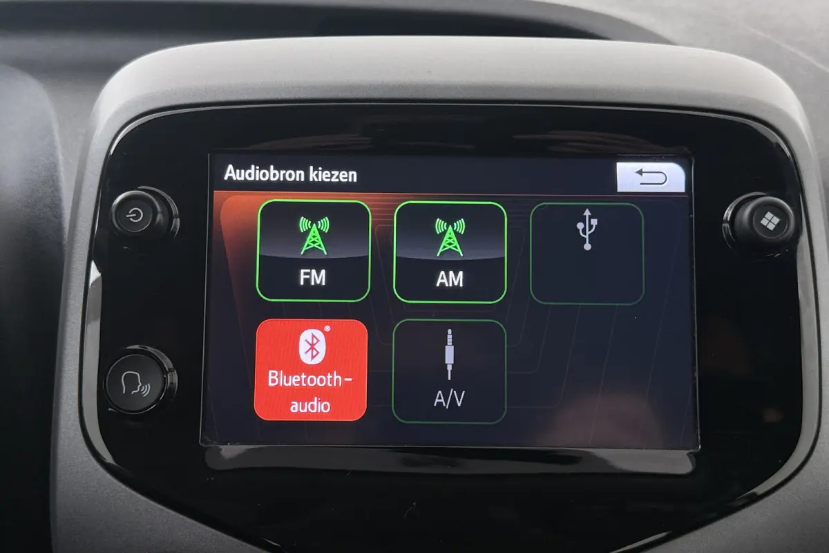 1.0 Aut. VVT-i x-play Carplay Camera Airco