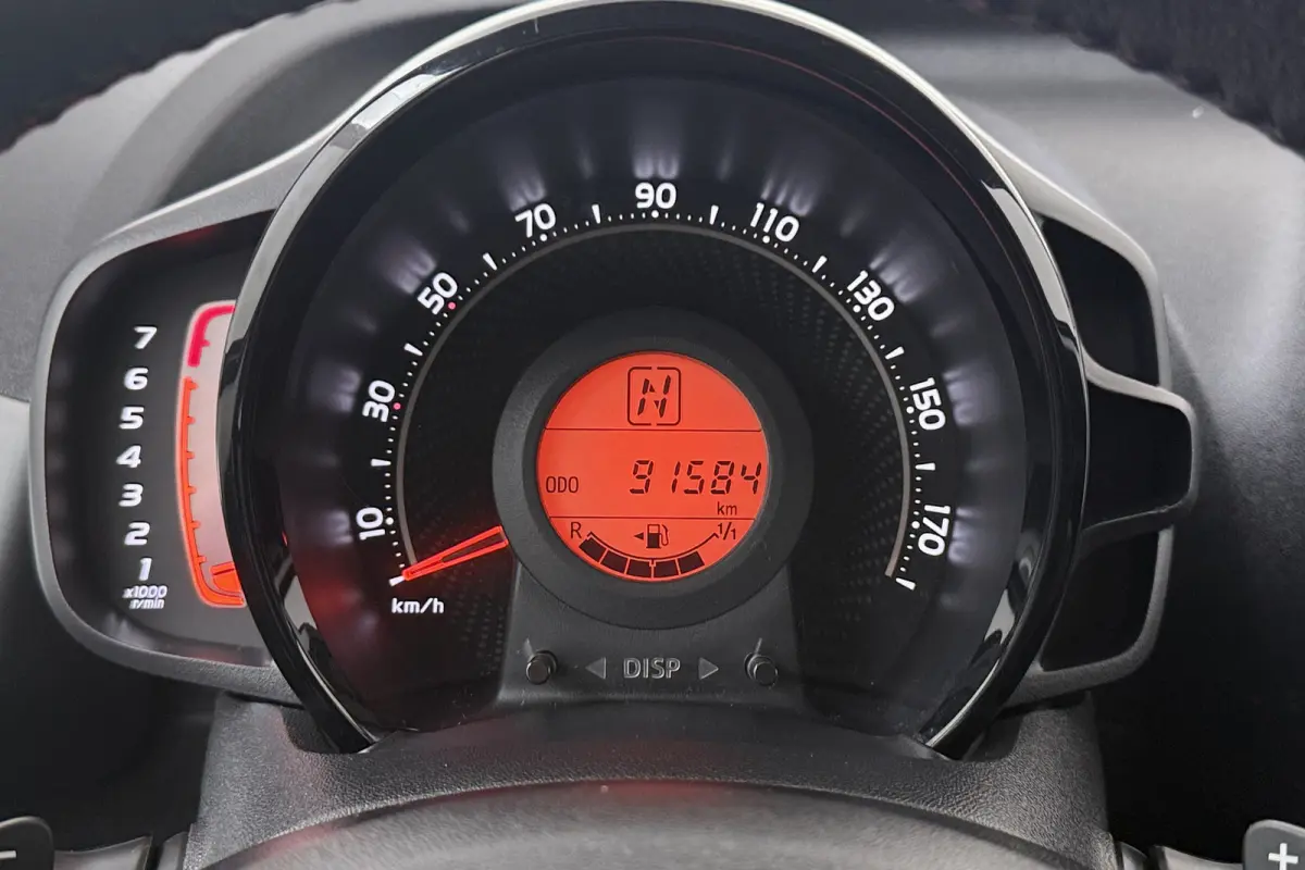 1.0 Aut. VVT-i x-play Carplay Camera Airco