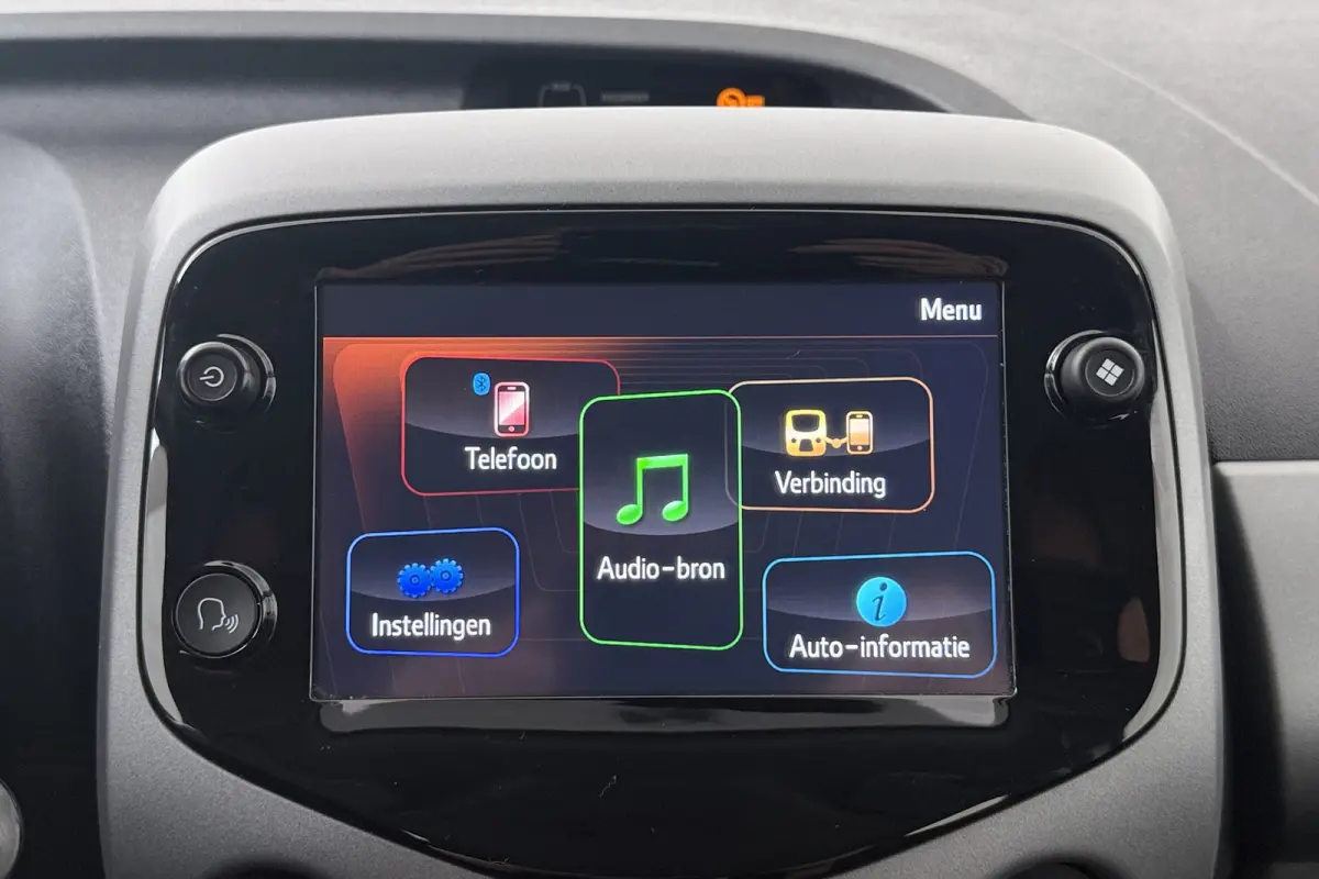 1.0 Aut. VVT-i x-play Carplay Camera Airco