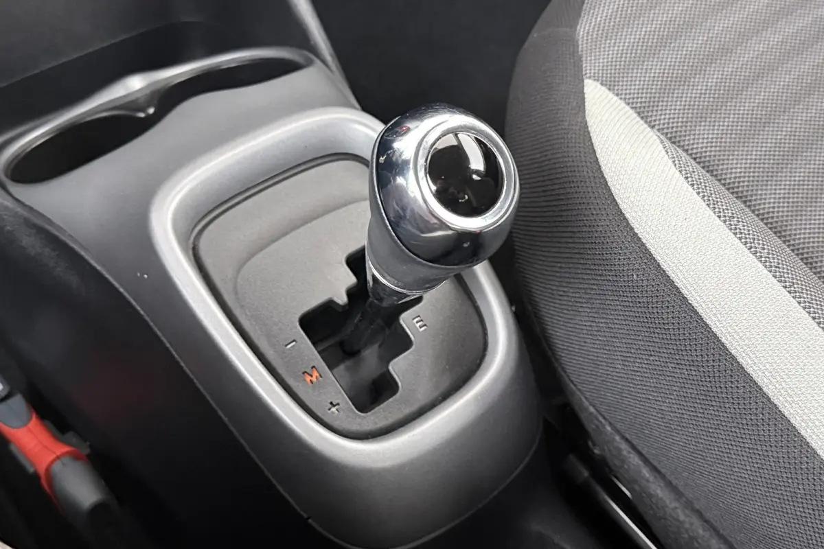 1.0 Aut. VVT-i x-play Carplay Camera Airco