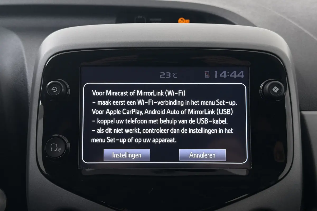 1.0 Aut. VVT-i x-play Carplay Camera Airco