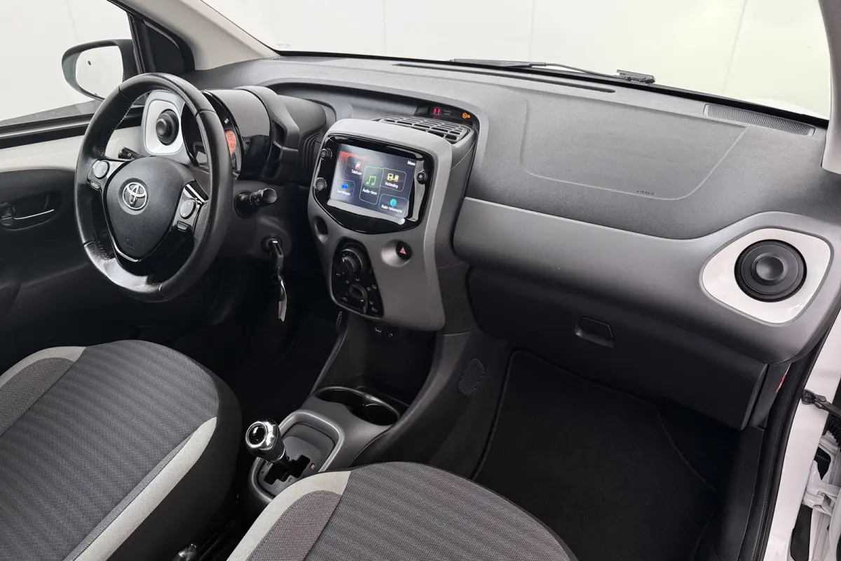 1.0 Aut. VVT-i x-play Carplay Camera Airco