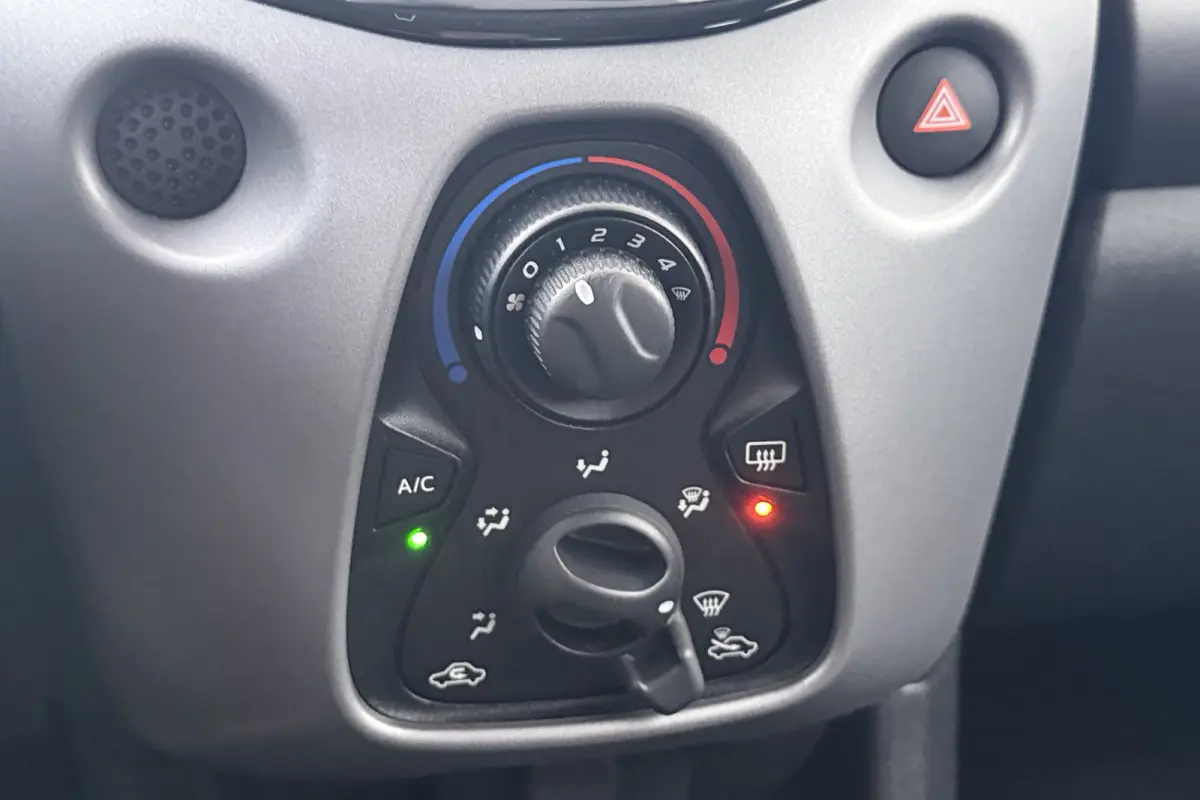 1.0 Aut. VVT-i x-play Carplay Camera Airco