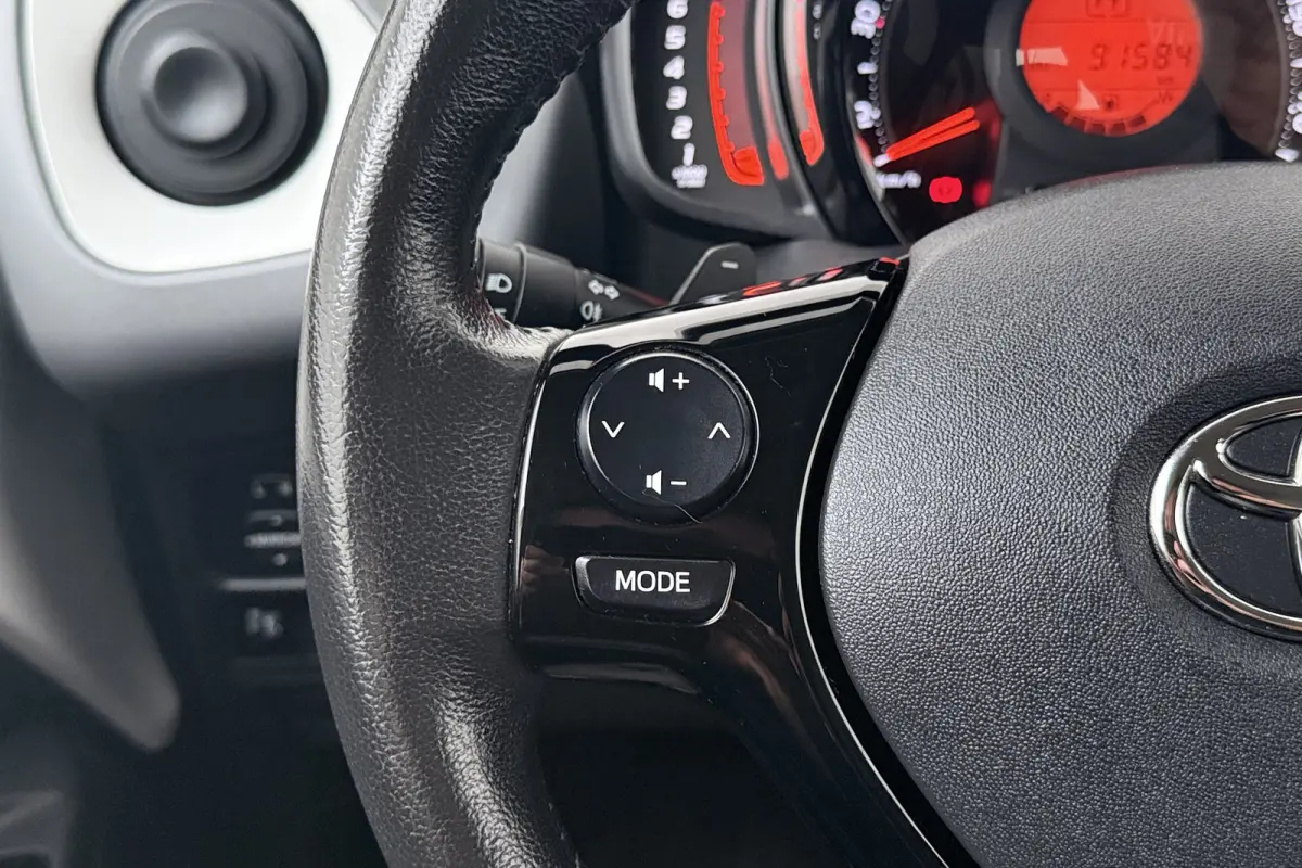 1.0 Aut. VVT-i x-play Carplay Camera Airco