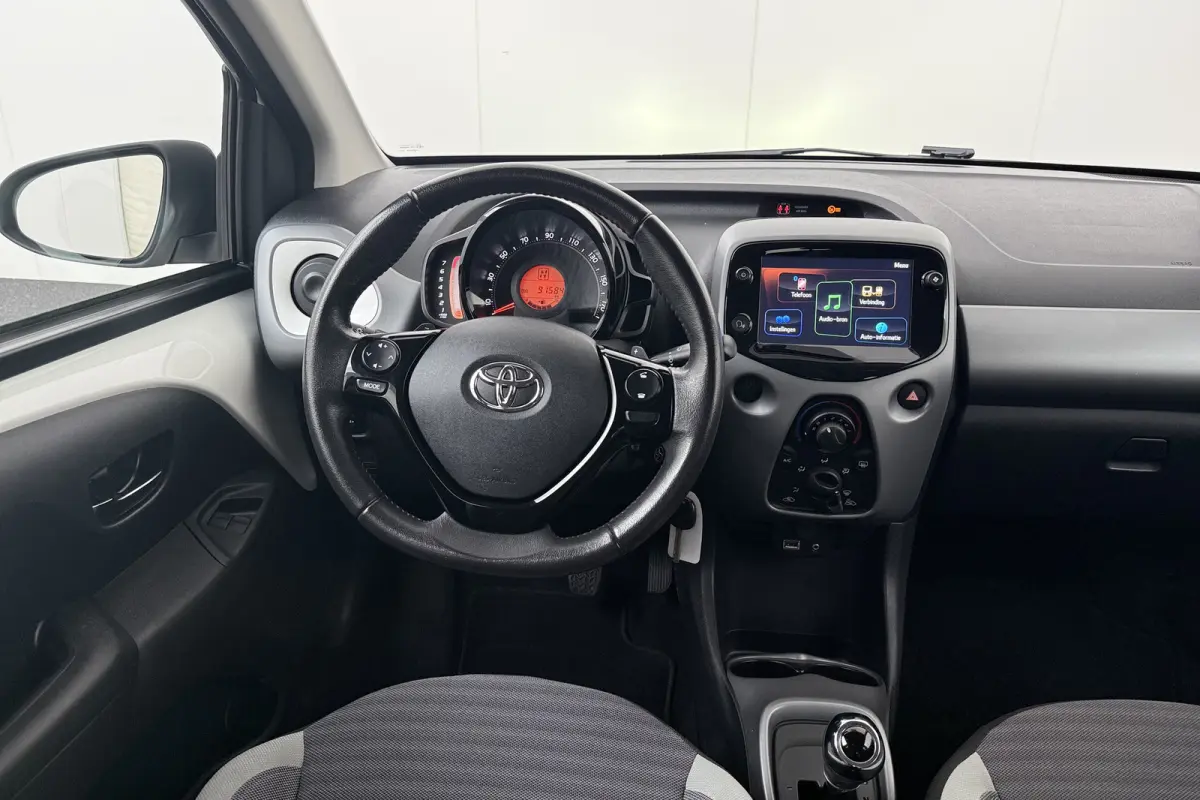 1.0 Aut. VVT-i x-play Carplay Camera Airco