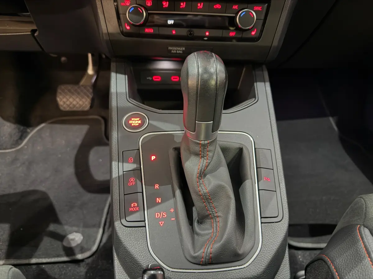 1.5 TSI FR Business Black Line Face lift Pano Camera Alcantara///