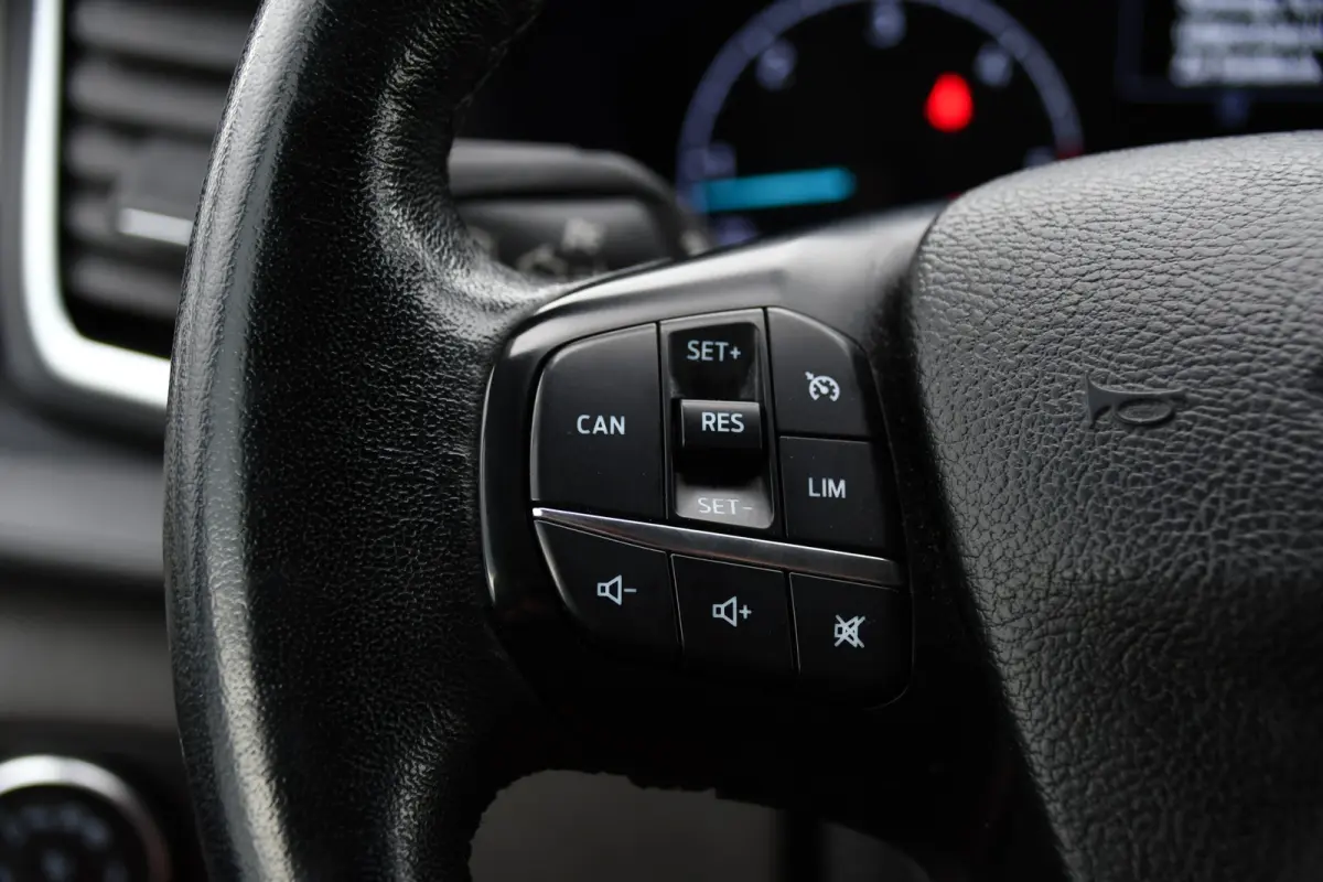 280 2.0 TDCI L1H1 Black Edition Camera, Cruise, Carplay, 170pk, Automaat, Stoelverwarming, Trekhaak, Multimedia, Xenon, Uniek!