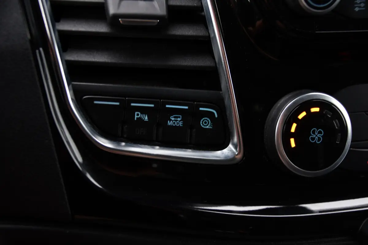 280 2.0 TDCI L1H1 Black Edition Camera, Cruise, Carplay, 170pk, Automaat, Stoelverwarming, Trekhaak, Multimedia, Xenon, Uniek!