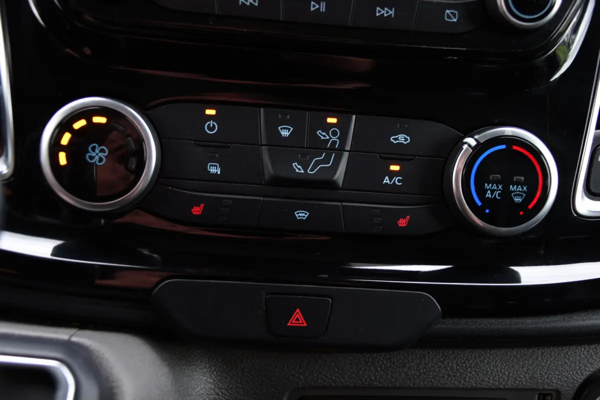 280 2.0 TDCI L1H1 Black Edition Camera, Cruise, Carplay, 170pk, Automaat, Stoelverwarming, Trekhaak, Multimedia, Xenon, Uniek!