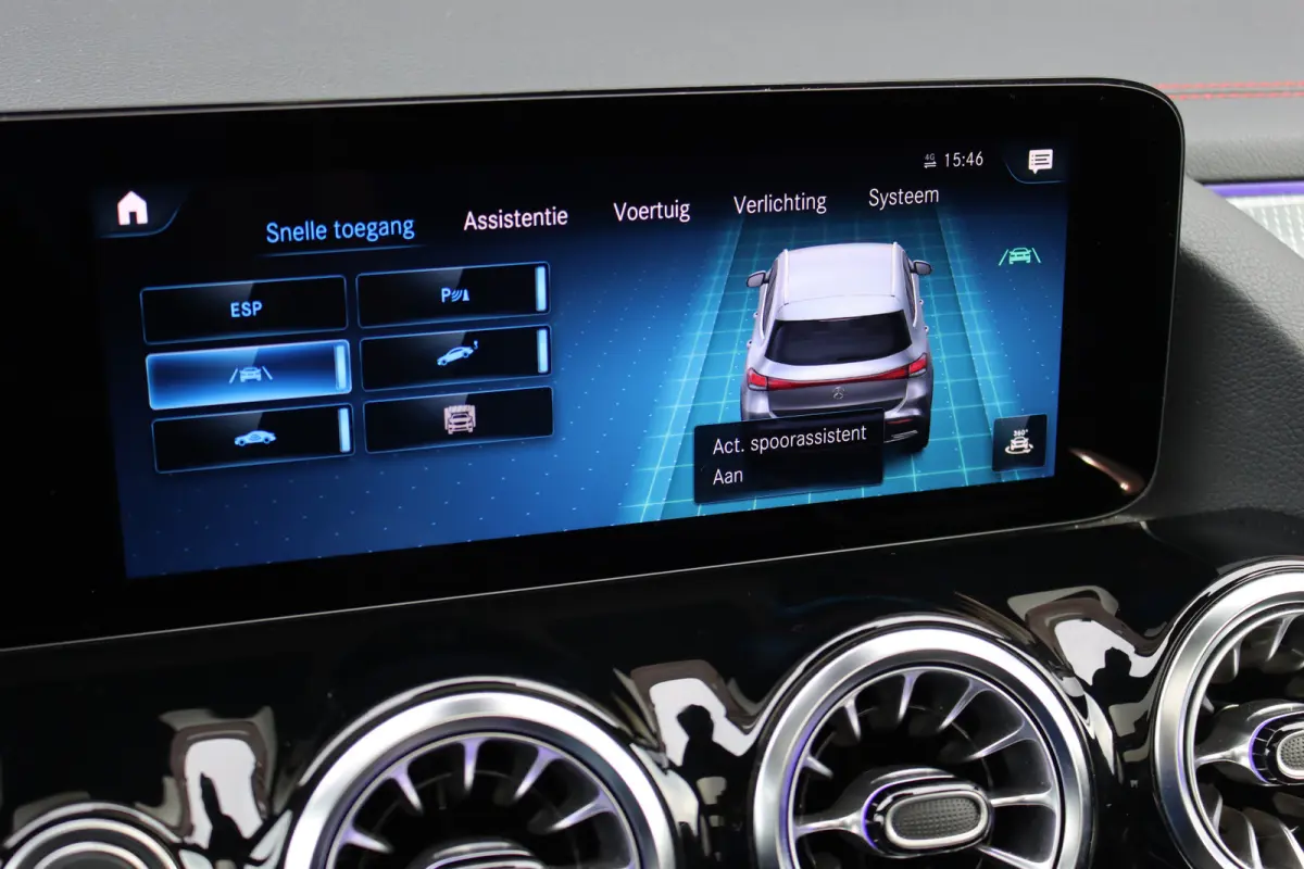 250 Sport Edition 67 kWh | Panoramadak | Trekhaak | Widescreen | Keyless Go | Camera | Dodehoekassistent | Advanced Sound System |