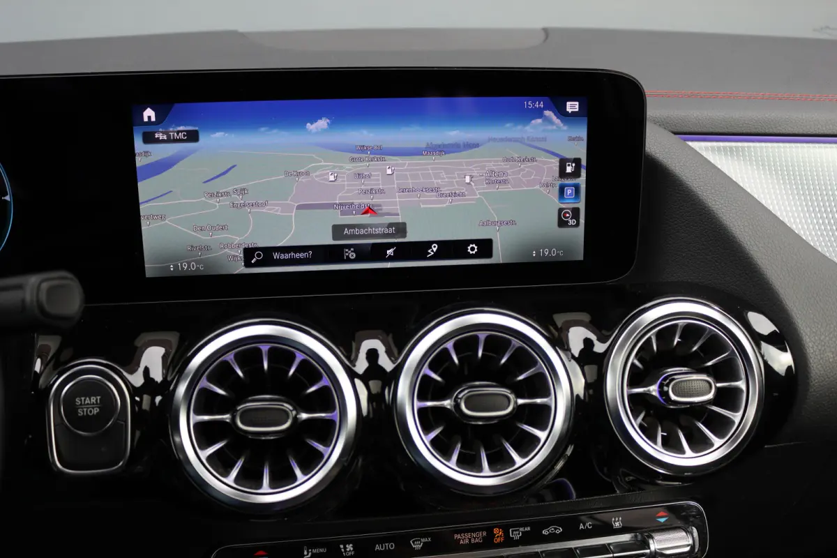 250 Sport Edition 67 kWh | Panoramadak | Trekhaak | Widescreen | Keyless Go | Camera | Dodehoekassistent | Advanced Sound System |