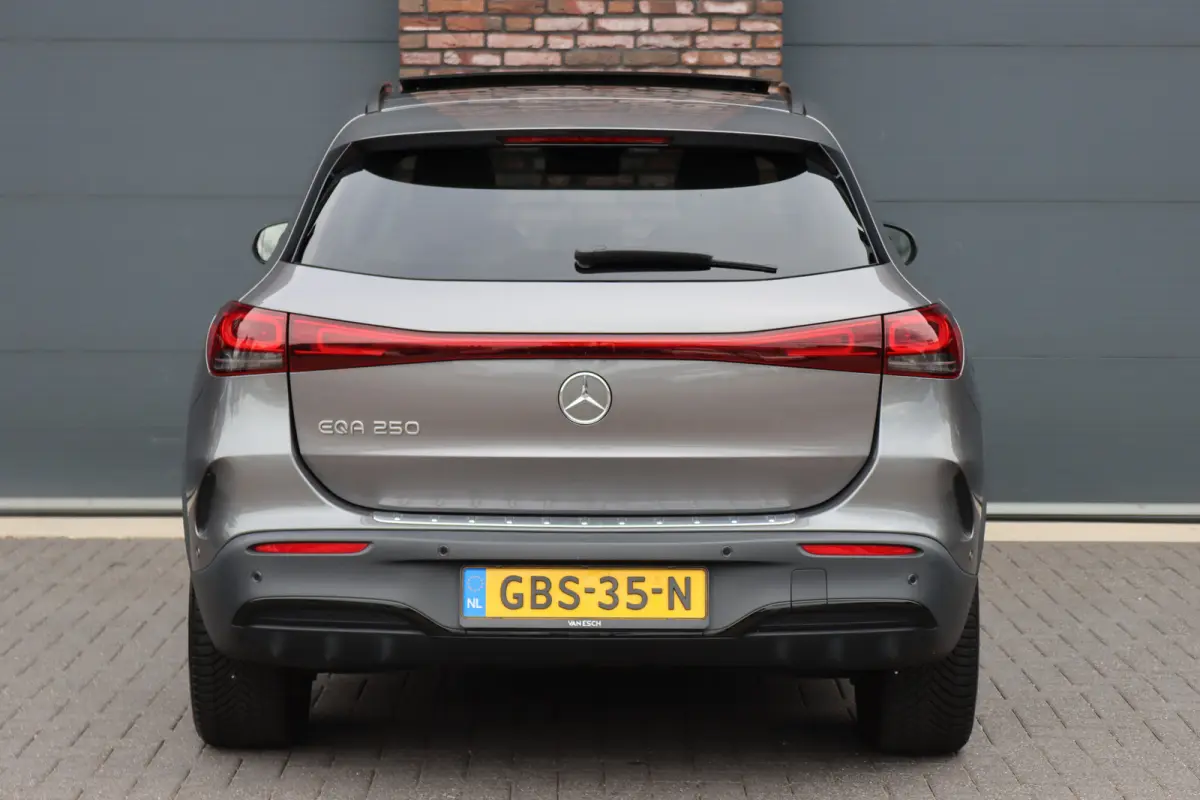 250 Sport Edition 67 kWh | Panoramadak | Trekhaak | Widescreen | Keyless Go | Camera | Dodehoekassistent | Advanced Sound System |