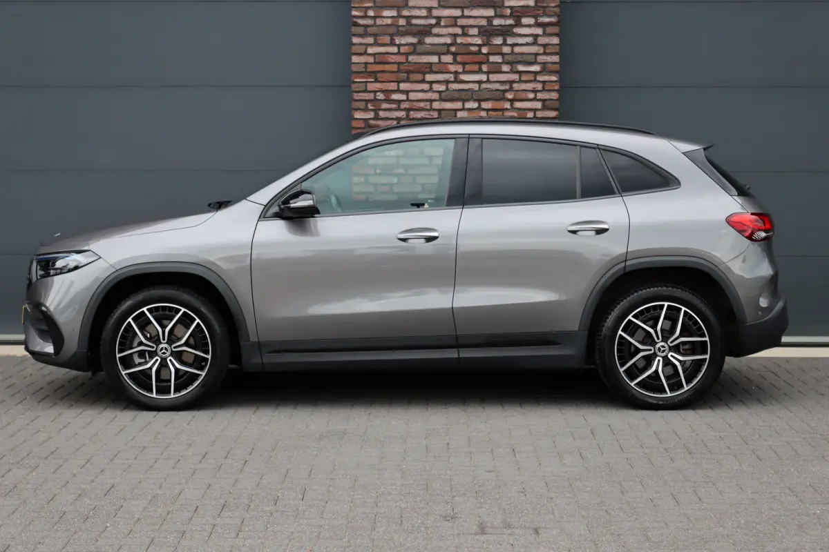 250 Sport Edition 67 kWh | Panoramadak | Trekhaak | Widescreen | Keyless Go | Camera | Dodehoekassistent | Advanced Sound System |