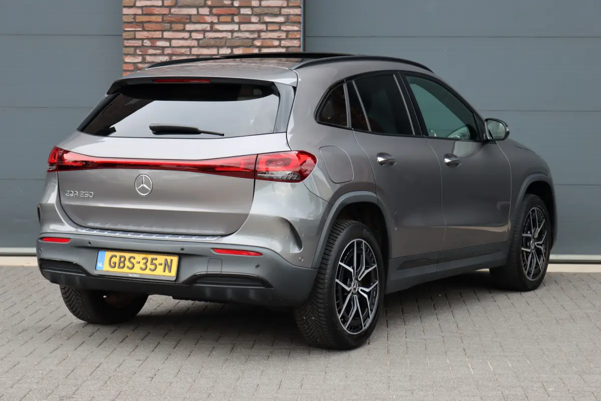 250 Sport Edition 67 kWh | Panoramadak | Trekhaak | Widescreen | Keyless Go | Camera | Dodehoekassistent | Advanced Sound System |
