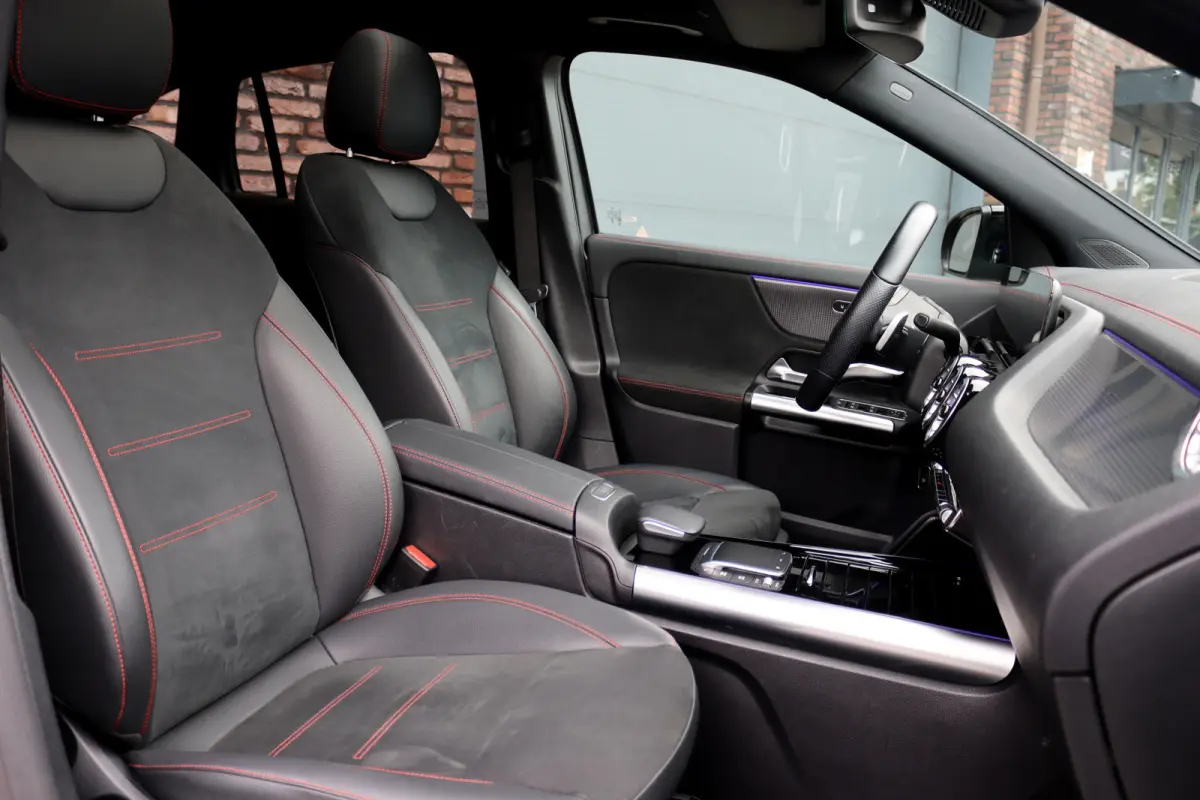 250 Sport Edition 67 kWh | Panoramadak | Trekhaak | Widescreen | Keyless Go | Camera | Dodehoekassistent | Advanced Sound System |