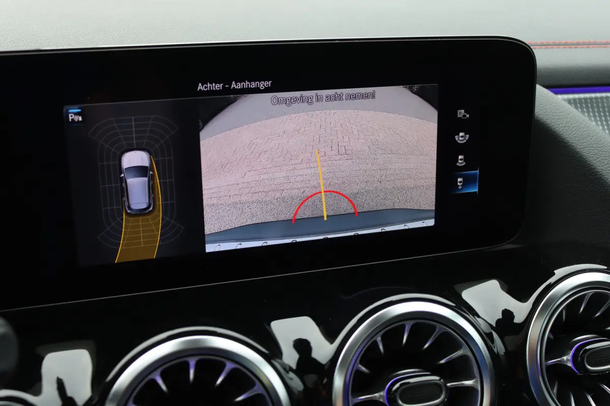 250 Sport Edition 67 kWh | Panoramadak | Trekhaak | Widescreen | Keyless Go | Camera | Dodehoekassistent | Advanced Sound System |