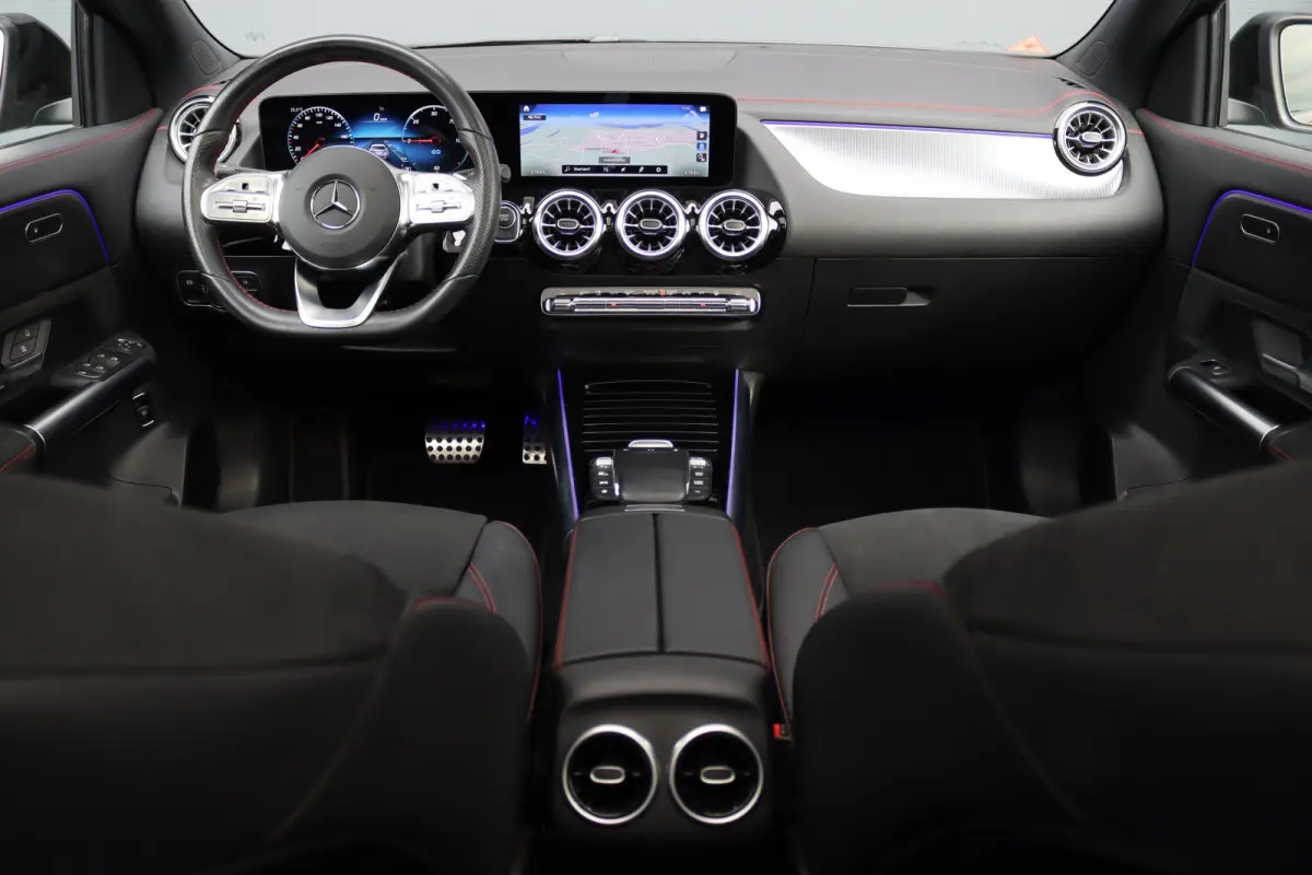 250 Sport Edition 67 kWh | Panoramadak | Trekhaak | Widescreen | Keyless Go | Camera | Dodehoekassistent | Advanced Sound System |