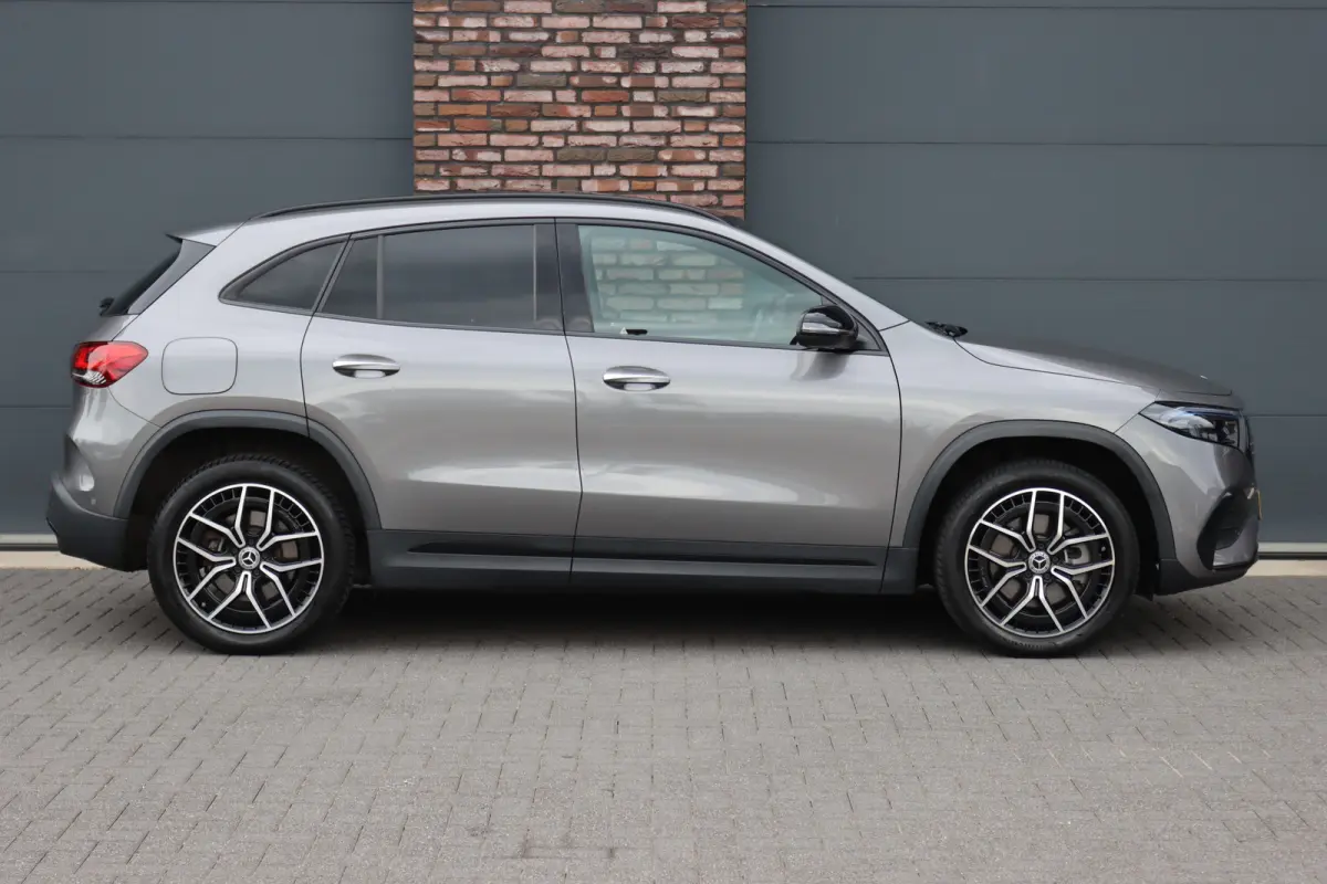 250 Sport Edition 67 kWh | Panoramadak | Trekhaak | Widescreen | Keyless Go | Camera | Dodehoekassistent | Advanced Sound System |