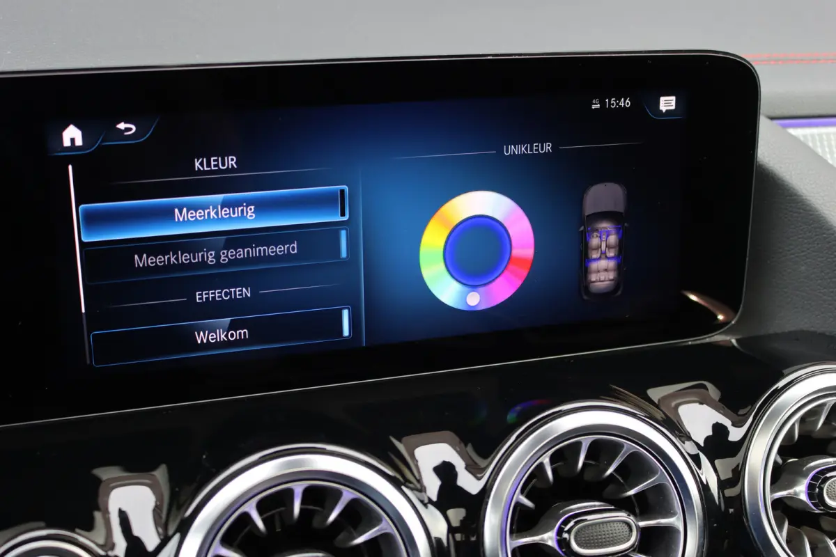 250 Sport Edition 67 kWh | Panoramadak | Trekhaak | Widescreen | Keyless Go | Camera | Dodehoekassistent | Advanced Sound System |