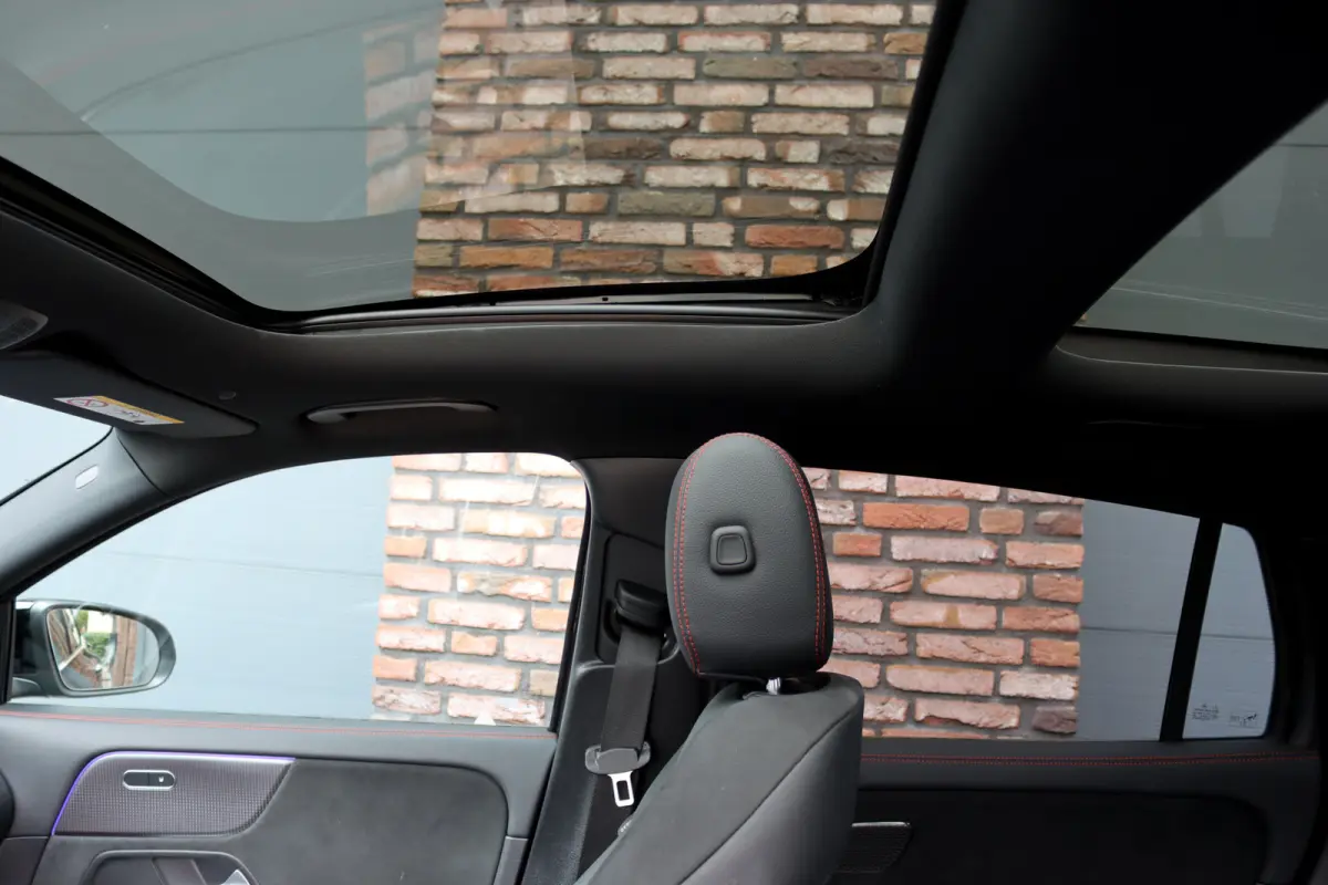 250 Sport Edition 67 kWh | Panoramadak | Trekhaak | Widescreen | Keyless Go | Camera | Dodehoekassistent | Advanced Sound System |