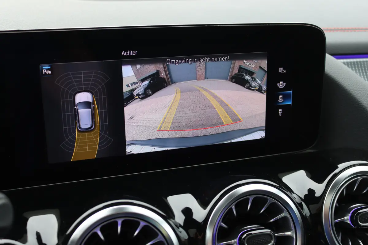 250 Sport Edition 67 kWh | Panoramadak | Trekhaak | Widescreen | Keyless Go | Camera | Dodehoekassistent | Advanced Sound System |