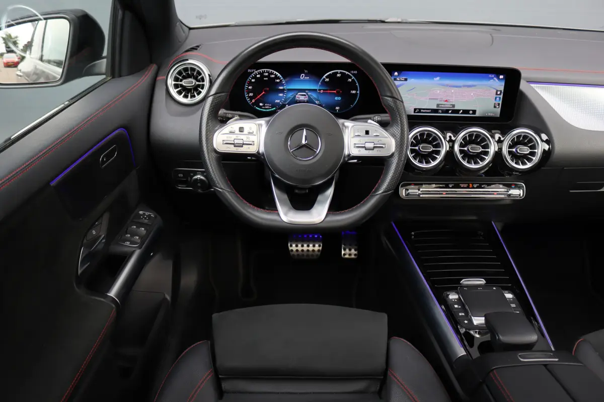 250 Sport Edition 67 kWh | Panoramadak | Trekhaak | Widescreen | Keyless Go | Camera | Dodehoekassistent | Advanced Sound System |