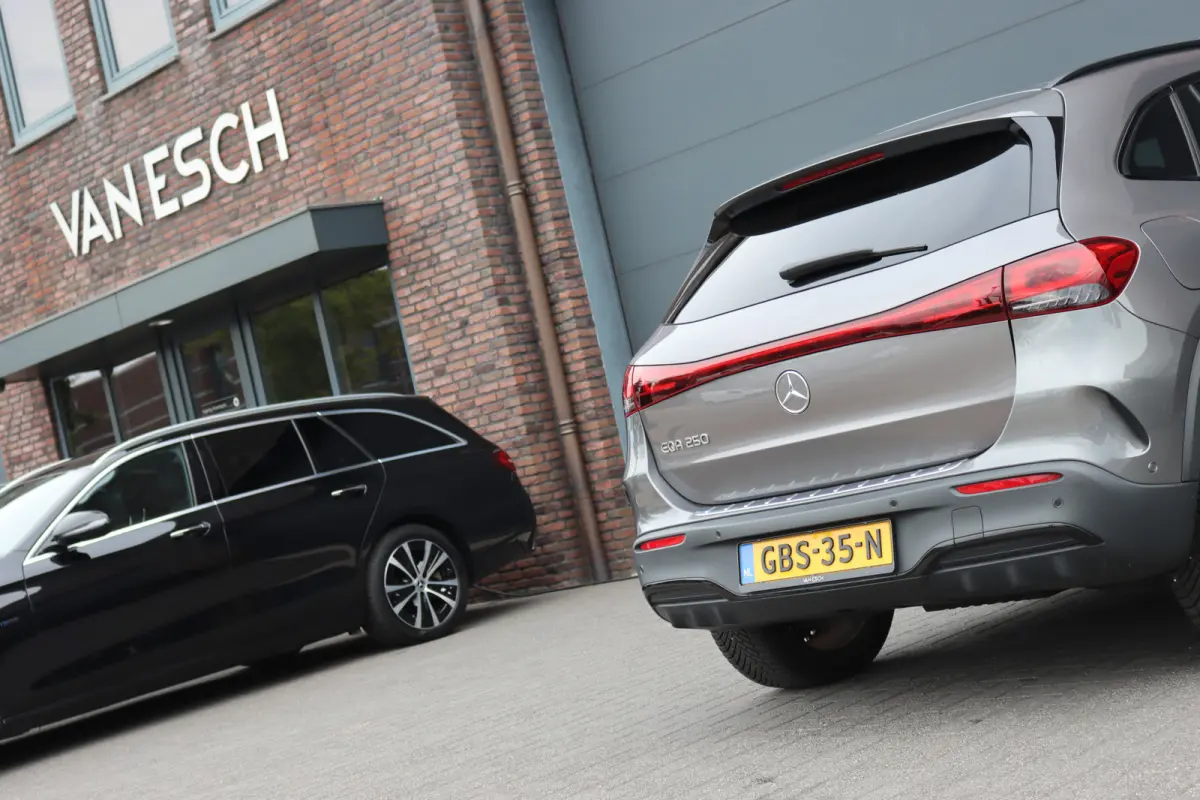 250 Sport Edition 67 kWh | Panoramadak | Trekhaak | Widescreen | Keyless Go | Camera | Dodehoekassistent | Advanced Sound System |