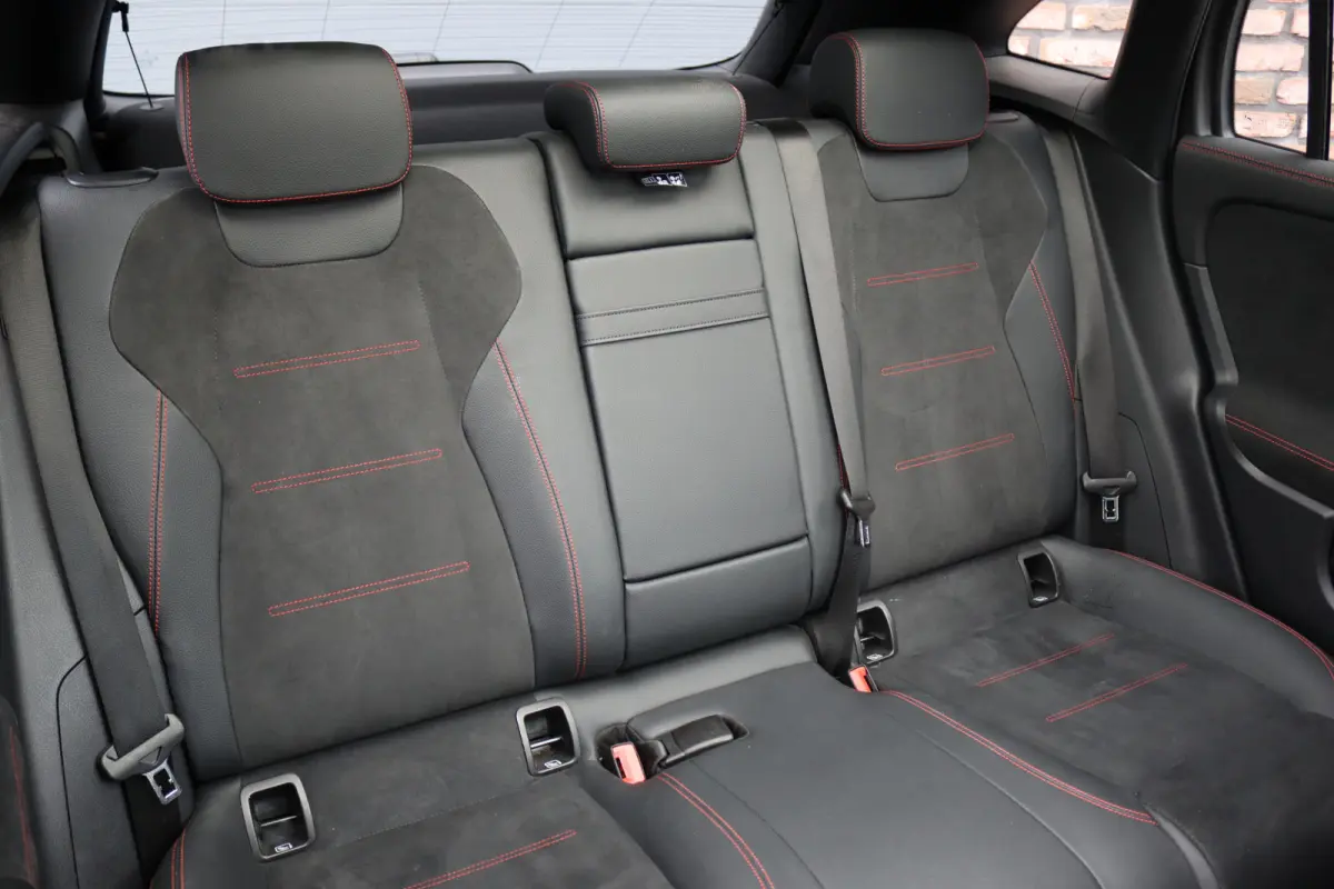 250 Sport Edition 67 kWh | Panoramadak | Trekhaak | Widescreen | Keyless Go | Camera | Dodehoekassistent | Advanced Sound System |