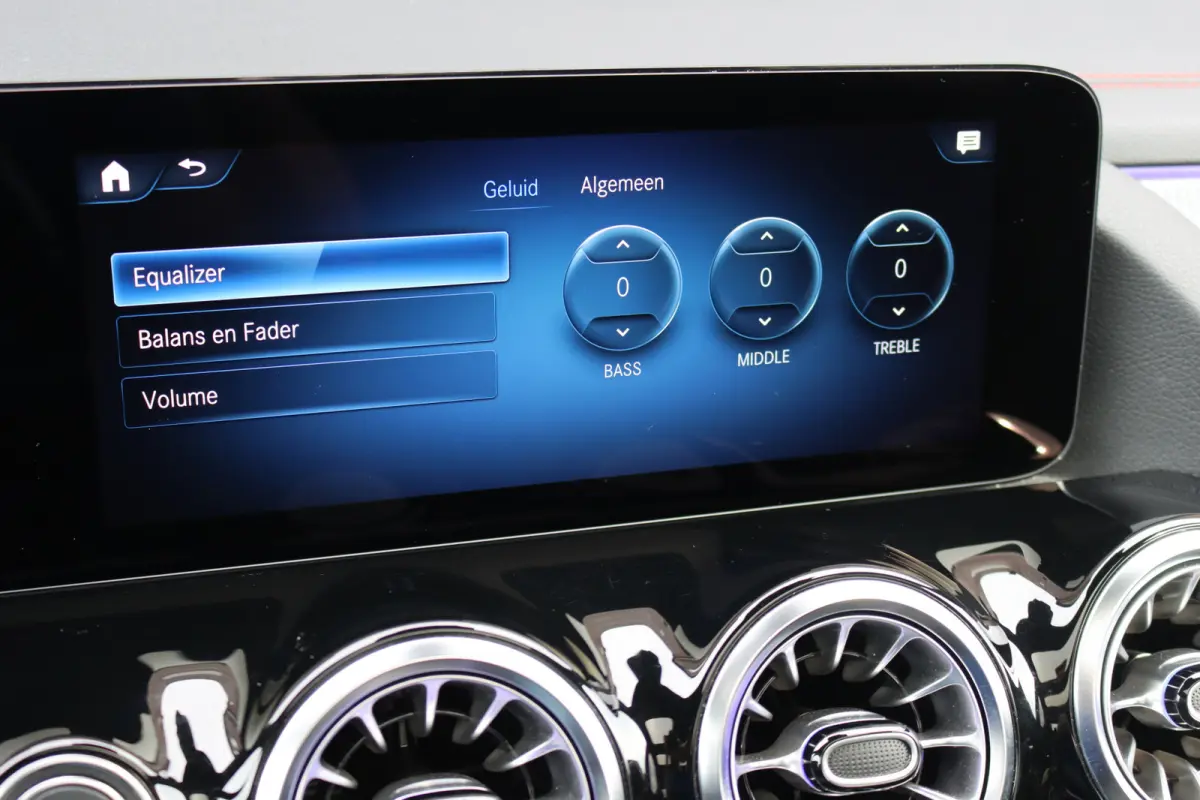250 Sport Edition 67 kWh | Panoramadak | Trekhaak | Widescreen | Keyless Go | Camera | Dodehoekassistent | Advanced Sound System |