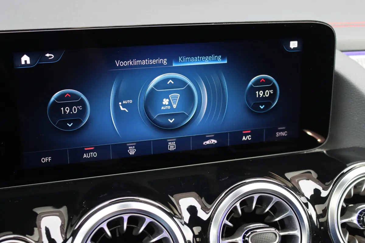 250 Sport Edition 67 kWh | Panoramadak | Trekhaak | Widescreen | Keyless Go | Camera | Dodehoekassistent | Advanced Sound System |