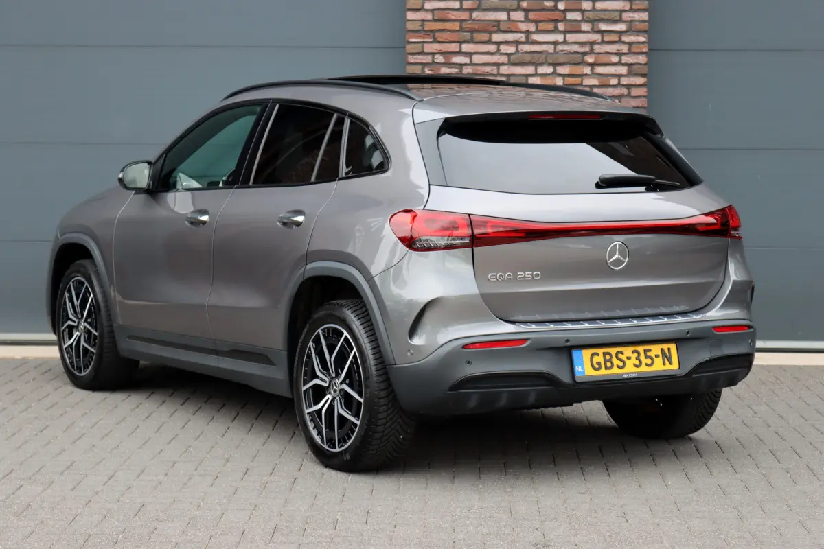 250 Sport Edition 67 kWh | Panoramadak | Trekhaak | Widescreen | Keyless Go | Camera | Dodehoekassistent | Advanced Sound System |