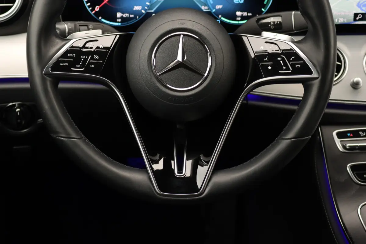 300 e Business Solution Luxury | Trekhaak | Augmented Reality | Surround Camera | Keyless Go | Sfeerverlichting | Dodehoekassistent | Multibeam LED |