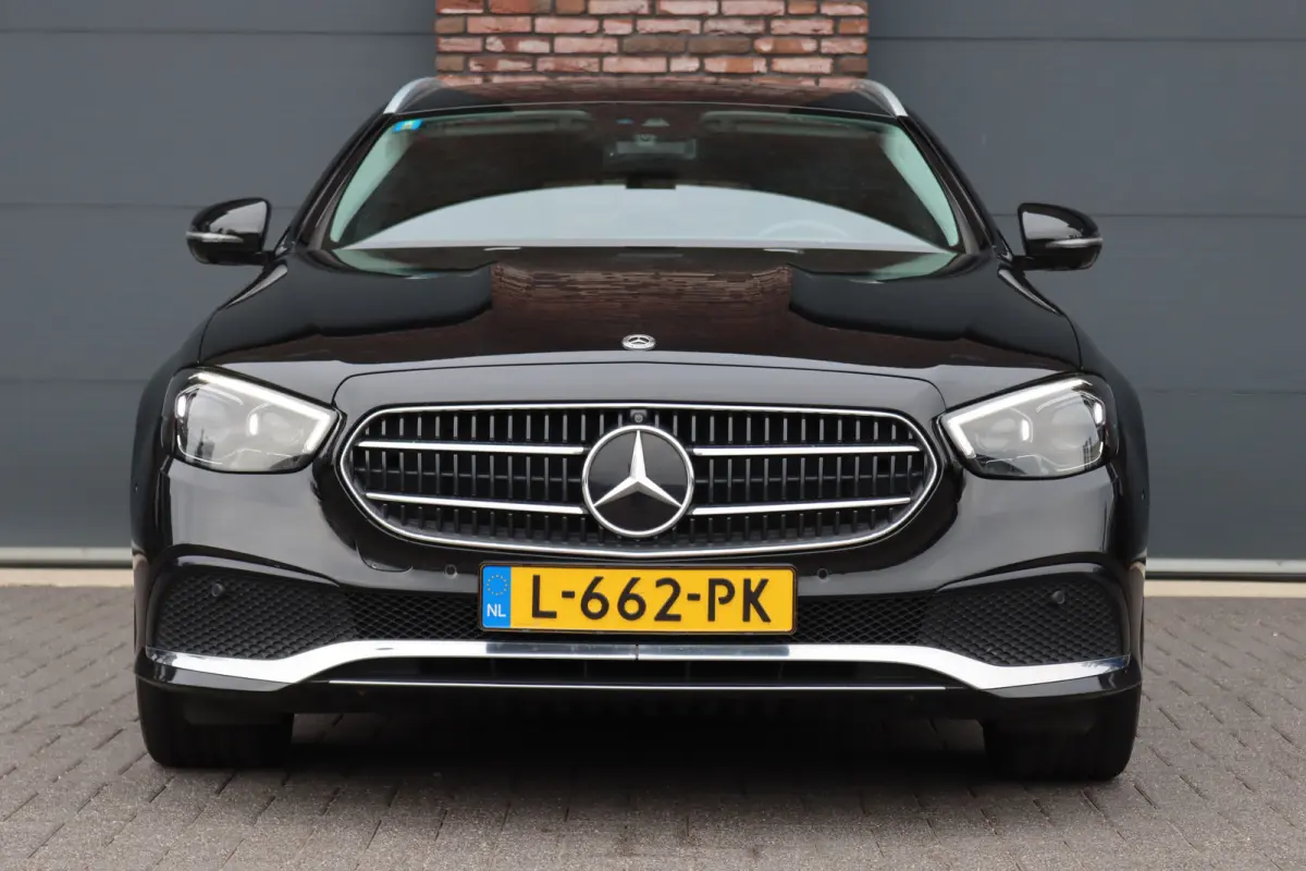 300 e Business Solution Luxury | Trekhaak | Augmented Reality | Surround Camera | Keyless Go | Sfeerverlichting | Dodehoekassistent | Multibeam LED |