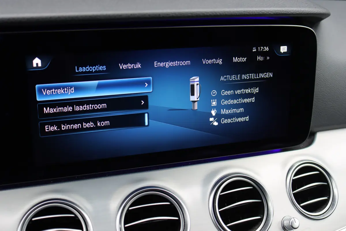 300 e Business Solution Luxury | Trekhaak | Augmented Reality | Surround Camera | Keyless Go | Sfeerverlichting | Dodehoekassistent | Multibeam LED |