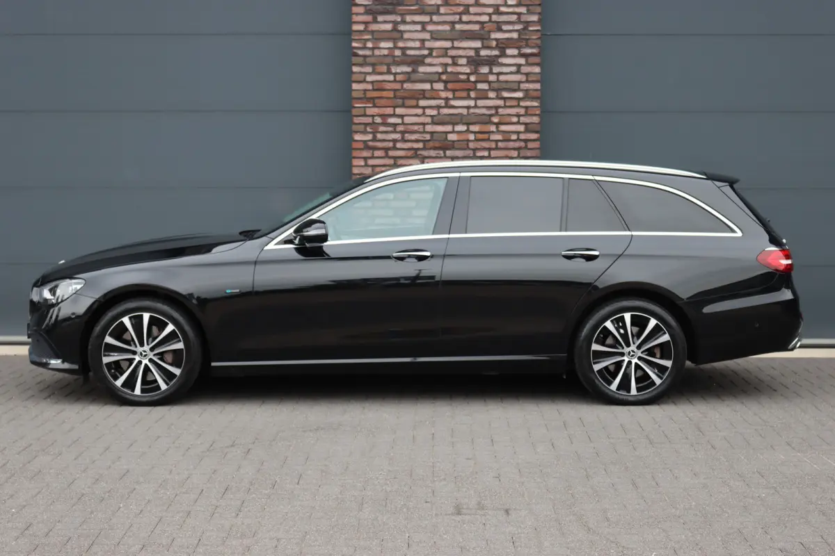 300 e Business Solution Luxury | Trekhaak | Augmented Reality | Surround Camera | Keyless Go | Sfeerverlichting | Dodehoekassistent | Multibeam LED |