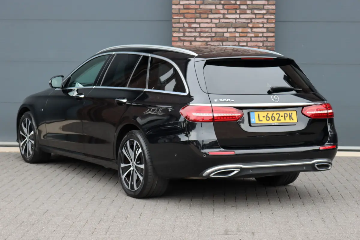 300 e Business Solution Luxury | Trekhaak | Augmented Reality | Surround Camera | Keyless Go | Sfeerverlichting | Dodehoekassistent | Multibeam LED |