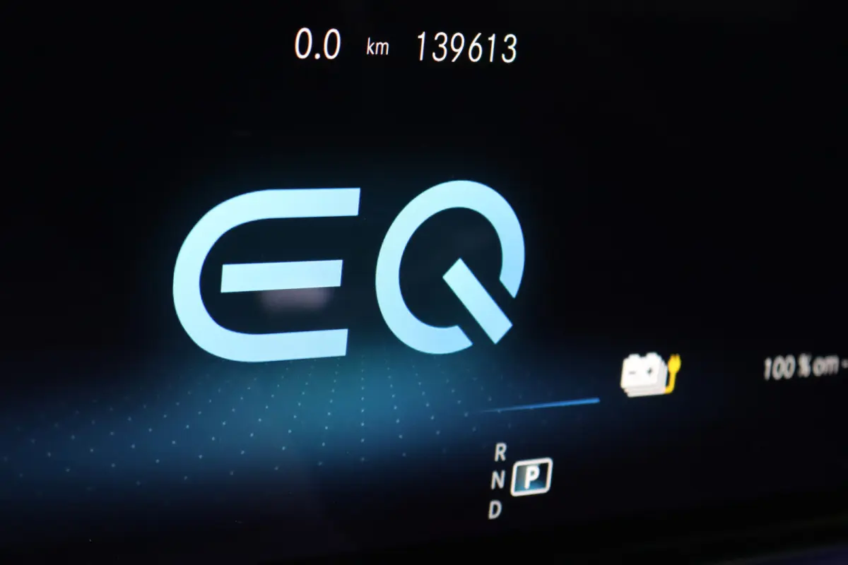 300 e Business Solution Luxury | Trekhaak | Augmented Reality | Surround Camera | Keyless Go | Sfeerverlichting | Dodehoekassistent | Multibeam LED |