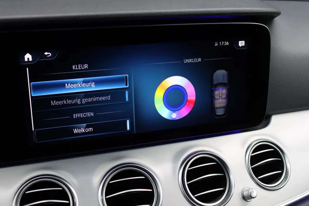 300 e Business Solution Luxury | Trekhaak | Augmented Reality | Surround Camera | Keyless Go | Sfeerverlichting | Dodehoekassistent | Multibeam LED |