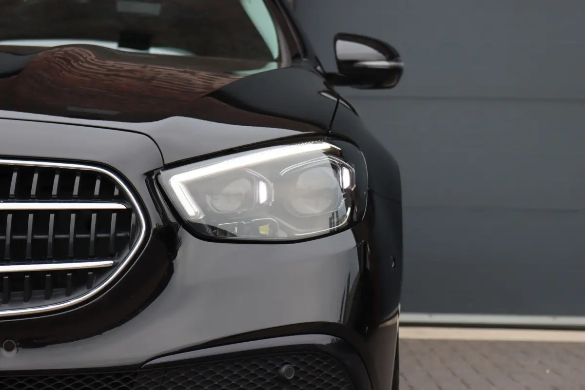 300 e Business Solution Luxury | Trekhaak | Augmented Reality | Surround Camera | Keyless Go | Sfeerverlichting | Dodehoekassistent | Multibeam LED |