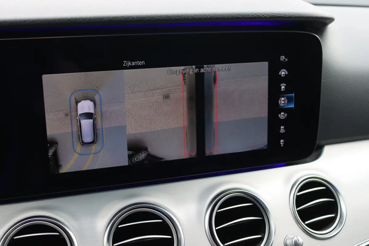 300 e Business Solution Luxury | Trekhaak | Augmented Reality | Surround Camera | Keyless Go | Sfeerverlichting | Dodehoekassistent | Multibeam LED |