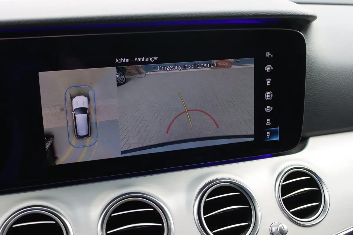 300 e Business Solution Luxury | Trekhaak | Augmented Reality | Surround Camera | Keyless Go | Sfeerverlichting | Dodehoekassistent | Multibeam LED |