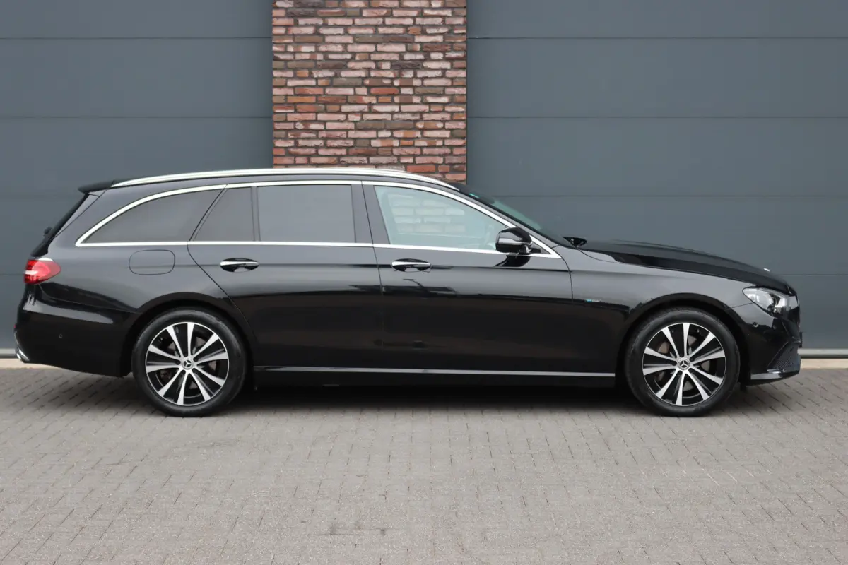 300 e Business Solution Luxury | Trekhaak | Augmented Reality | Surround Camera | Keyless Go | Sfeerverlichting | Dodehoekassistent | Multibeam LED |