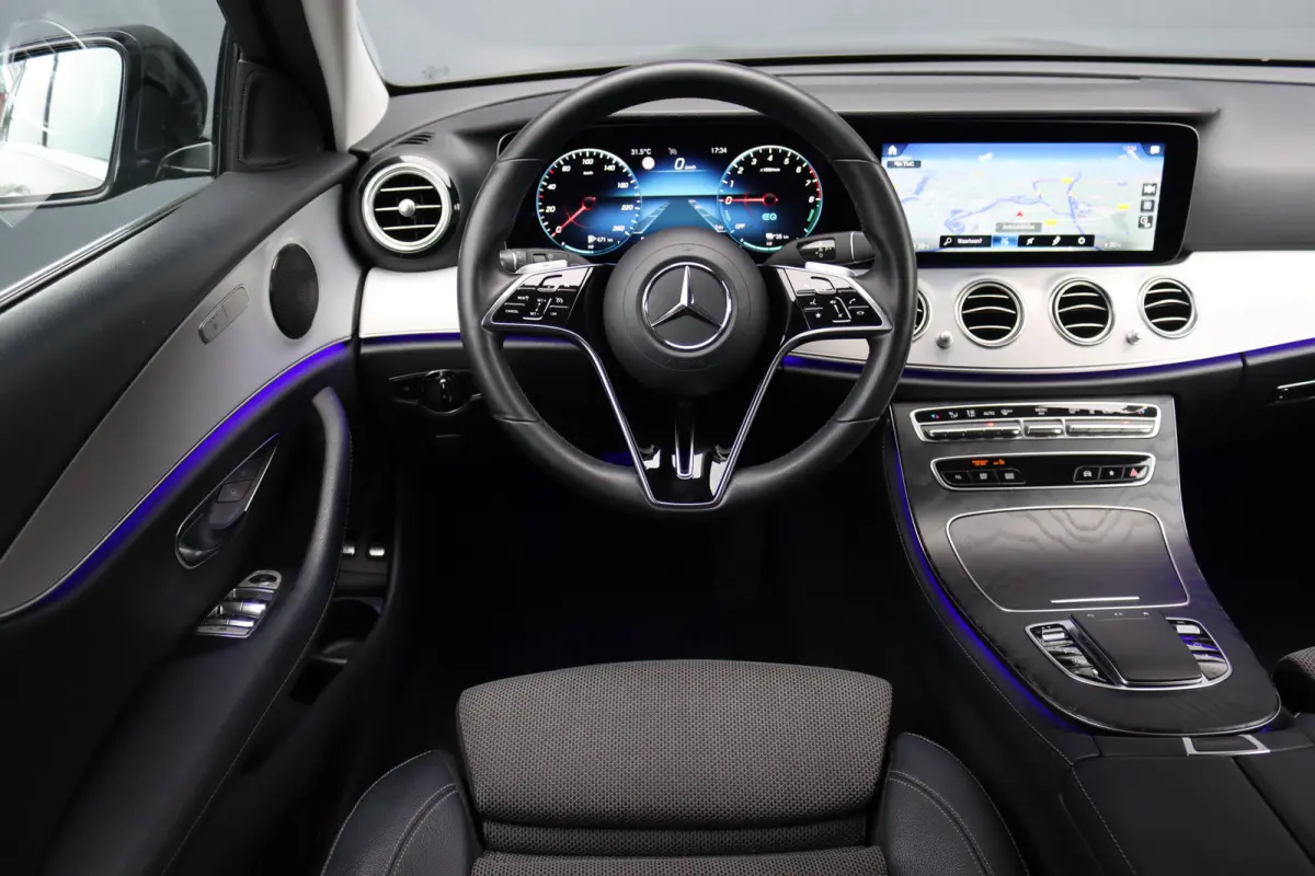 300 e Business Solution Luxury | Trekhaak | Augmented Reality | Surround Camera | Keyless Go | Sfeerverlichting | Dodehoekassistent | Multibeam LED |