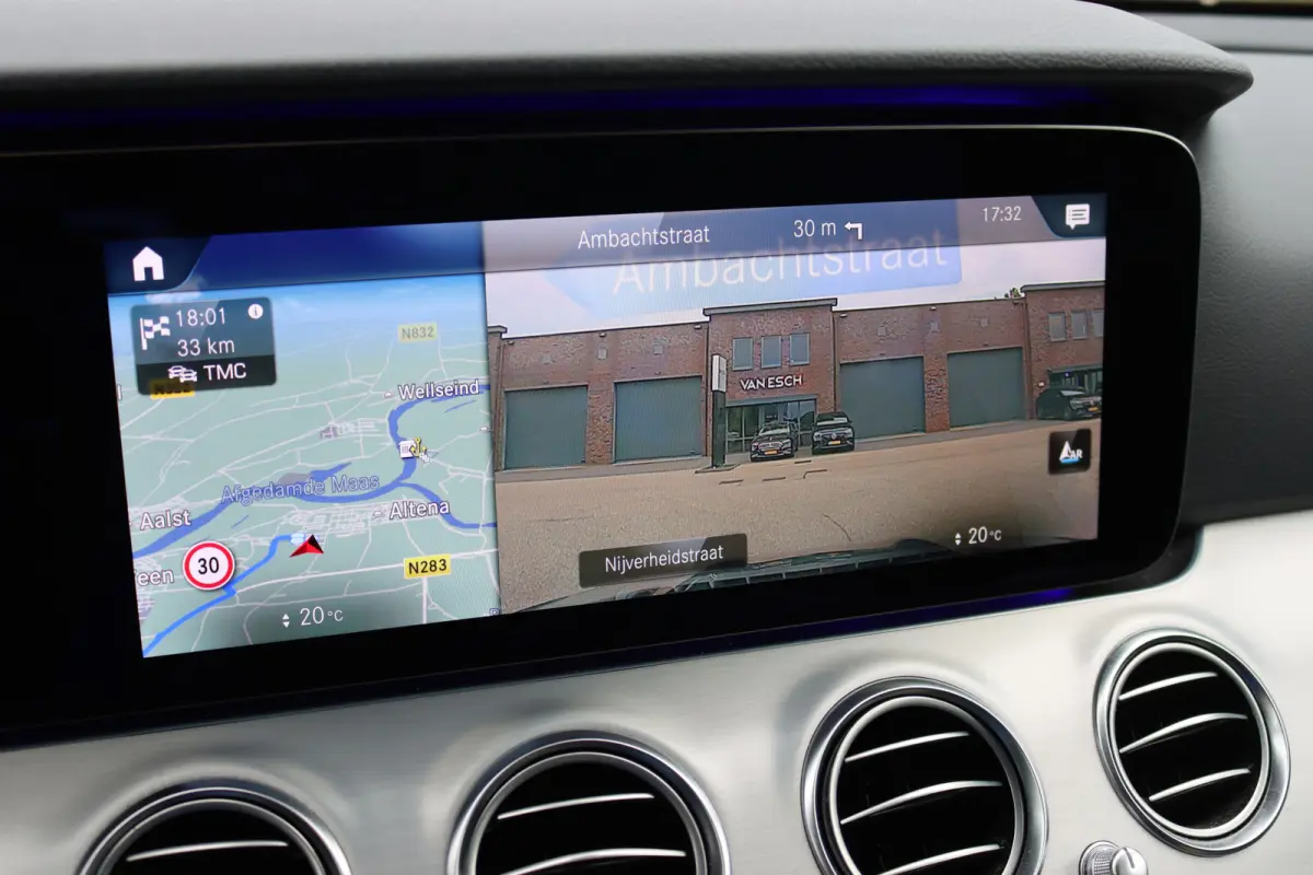 300 e Business Solution Luxury | Trekhaak | Augmented Reality | Surround Camera | Keyless Go | Sfeerverlichting | Dodehoekassistent | Multibeam LED |