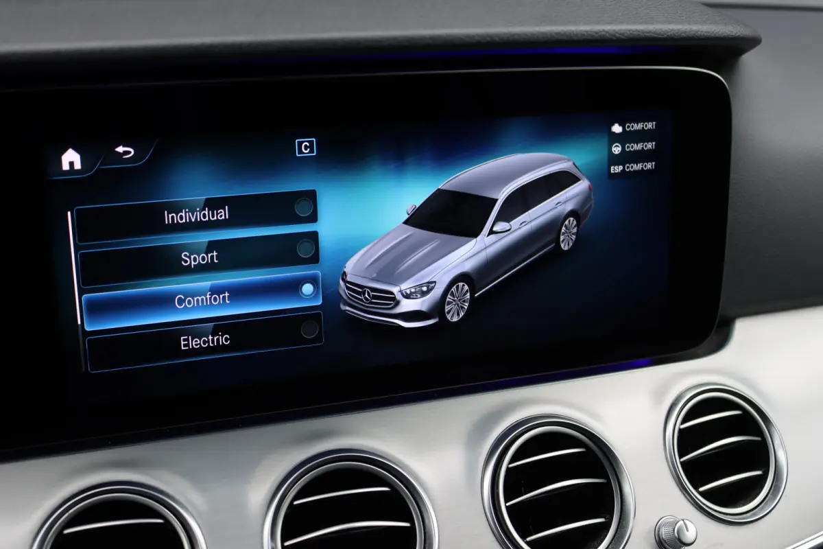300 e Business Solution Luxury | Trekhaak | Augmented Reality | Surround Camera | Keyless Go | Sfeerverlichting | Dodehoekassistent | Multibeam LED |